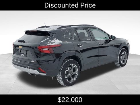 Used 2025 Chevrolet Trax LT w/ LT Convenience Package image 3