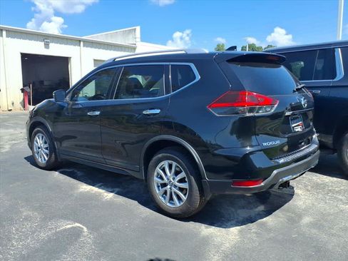 Used 2018 Nissan Rogue SV w/ Premium Package FWD image 4