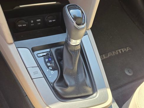 Used 2017 Hyundai Elantra SE image 27
