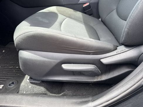 Used 2021 Toyota RAV4 LE AWD/4WD image 22