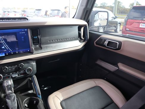 Used 2023 Ford Bronco Wildtrak image 32