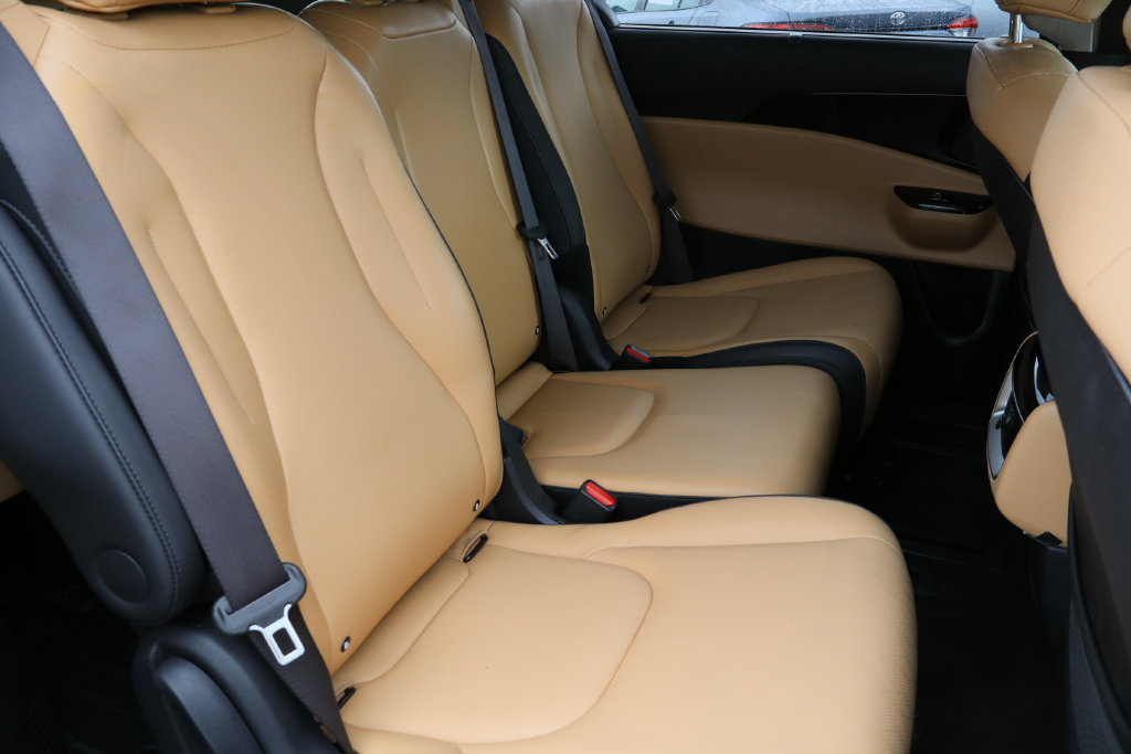 Used 2023 Kia Carnival EX FWD image 27