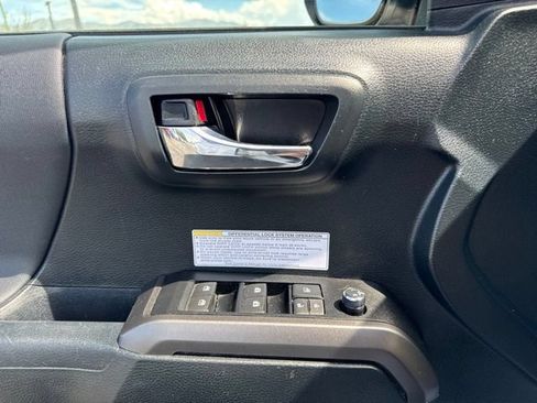 Used 2017 Toyota Tacoma TRD Off-Road w/ Premium & Technology Package AWD/4WD image 20
