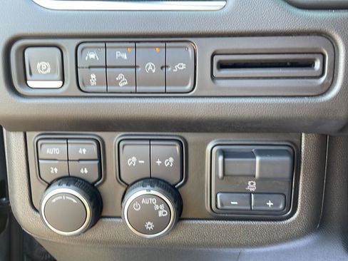 Used 2021 Chevrolet Suburban Z71 w/ Luxury Package AWD/4WD image 13