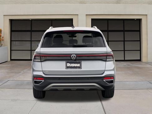 Used 2025 Volkswagen Taos SE w/ Panoramic Sunroof Package FWD image 5