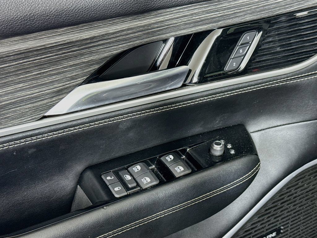Used 2024 Jeep Wagoneer L Series II w/ Flexible Seating Group AWD/4WD image 18