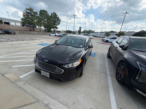 Used 2020 Ford Fusion SE FWD image 9