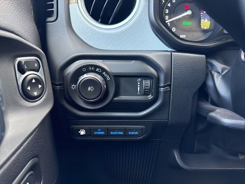 Used 2025 Jeep Wrangler Unlimited Sahara AWD/4WD image 23