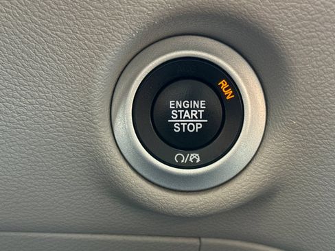 Used 2024 Chrysler Pacifica Touring-L FWD image 22