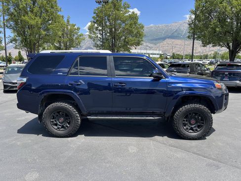 Used 2018 Toyota 4Runner SR5 AWD/4WD image 6