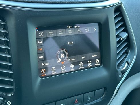 Used 2021 Jeep Cherokee Latitude Plus AWD/4WD image 18