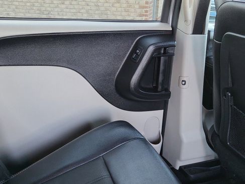 Used 2019 Dodge Grand Caravan SXT image 17