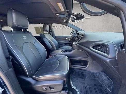Used 2023 Chrysler Pacifica Limited w/ Uconnect Theater Family Group image 24