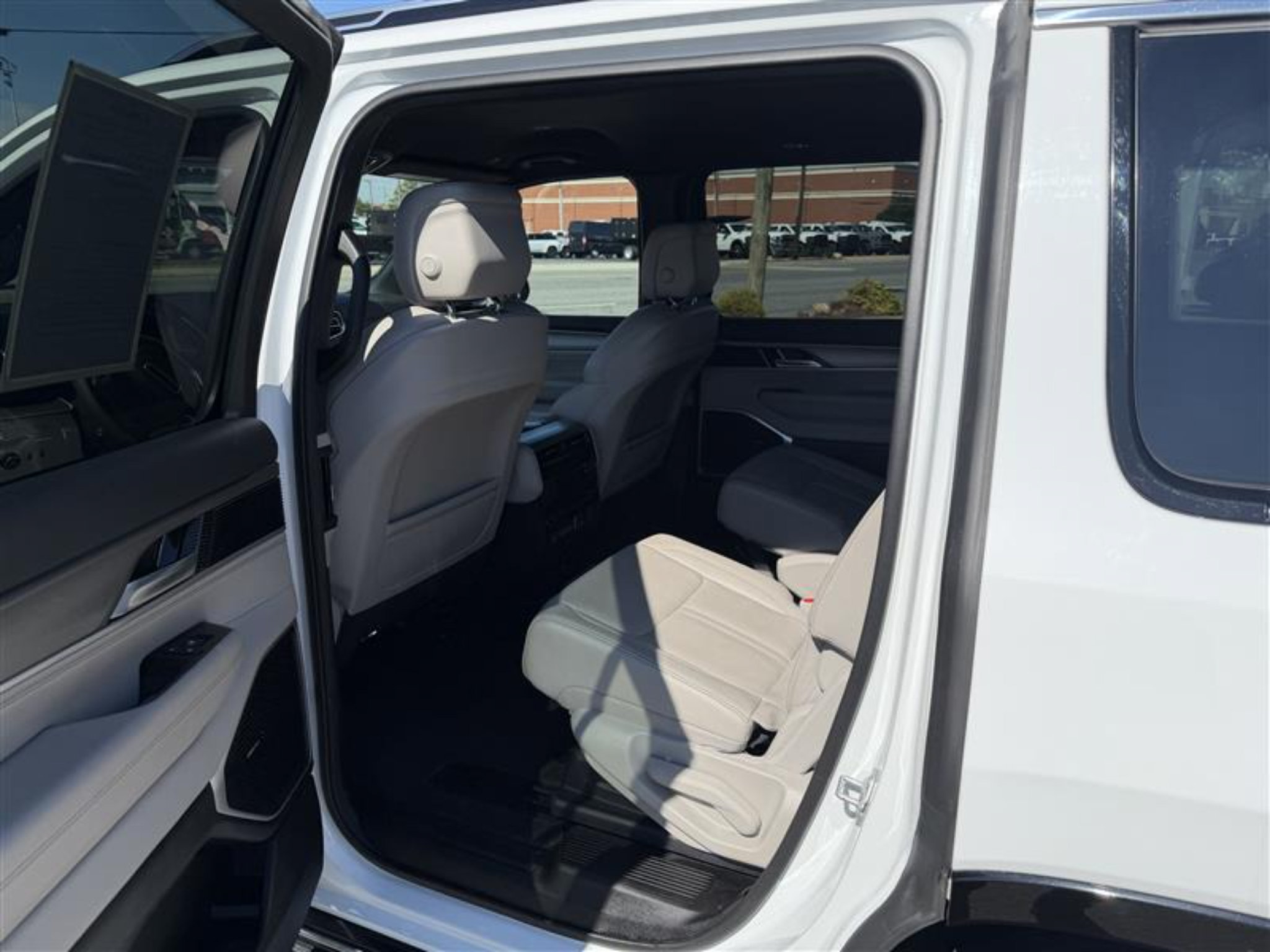 Used 2025 Jeep Wagoneer Series II AWD/4WD image 4