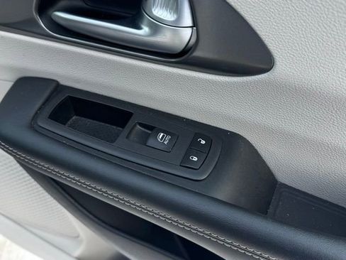 Used 2024 Chrysler Pacifica Touring-L image 15