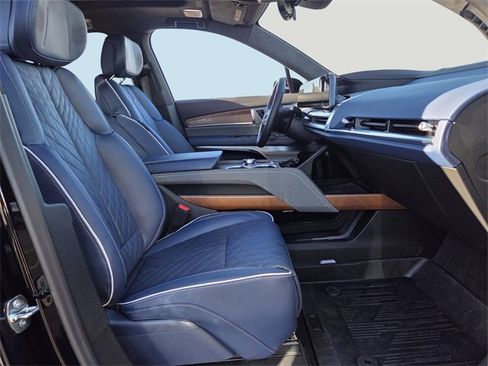 New 2026 Cadillac Vistiq Premium Luxury w/ LPO, Floor Liner Package image 14