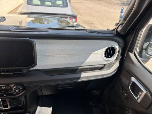 Used 2025 Jeep Wrangler Sahara image 35