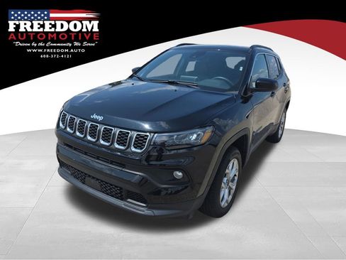 Used 2025 Jeep Compass Latitude w/ Sun & Sound Group AWD/4WD image 1