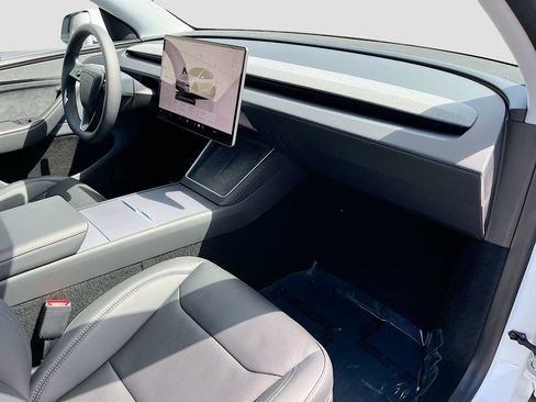 Used 2026 Tesla Model Y Long Range image 33