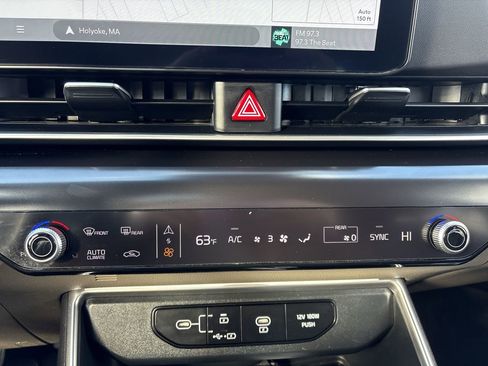 Used 2025 Kia Carnival FWD image 20