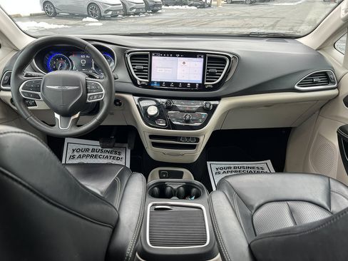 Used 2023 Chrysler Pacifica Touring-L image 30