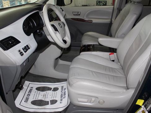 Used 2012 Toyota Sienna XLE FWD image 17
