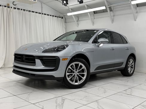 Certified 2025 Porsche Macan image 1