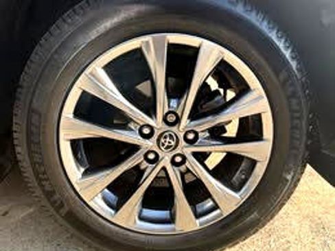 Used 2018 Toyota RAV4 Limited image 15