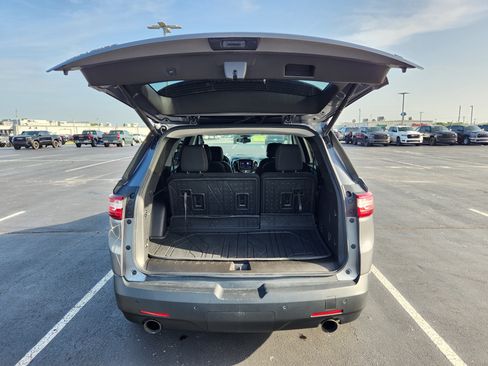 Used 2021 Chevrolet Traverse LT FWD image 10