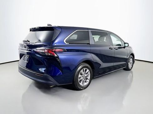Used 2025 Toyota Sienna XLE AWD/4WD image 8