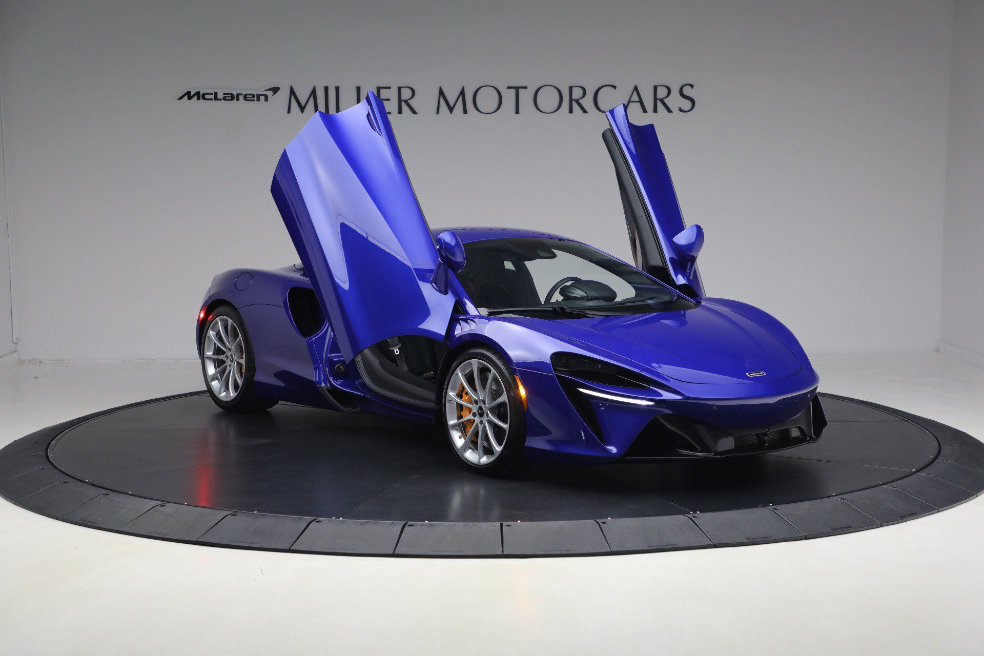 Used 2024 McLaren Artura RWD image 20