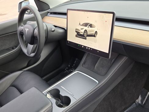 Used 2022 Tesla Model Y Long Range image 8