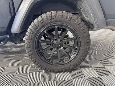 Used 2023 Jeep Gladiator Sport AWD/4WD image 13