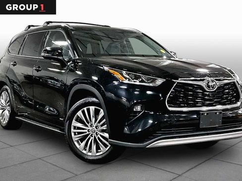 Used 2025 Toyota Highlander Platinum AWD/4WD image 3