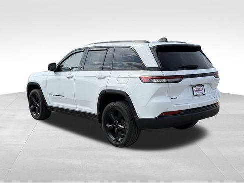 Used 2023 Jeep Grand Cherokee Altitude AWD/4WD image 7