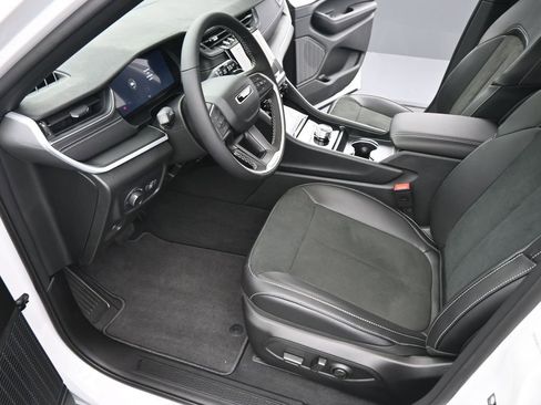 New 2025 Jeep Grand Cherokee Altitude image 9