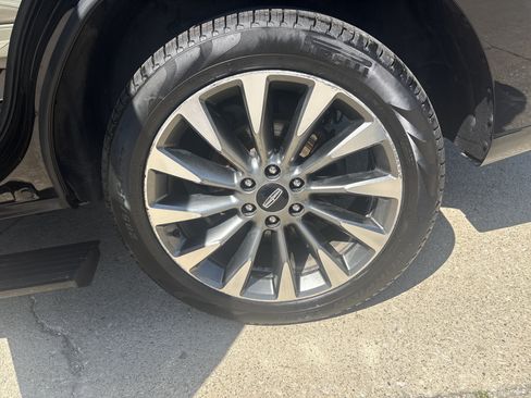 Used 2018 Lincoln Navigator Select w/ Technology Package RWD image 13