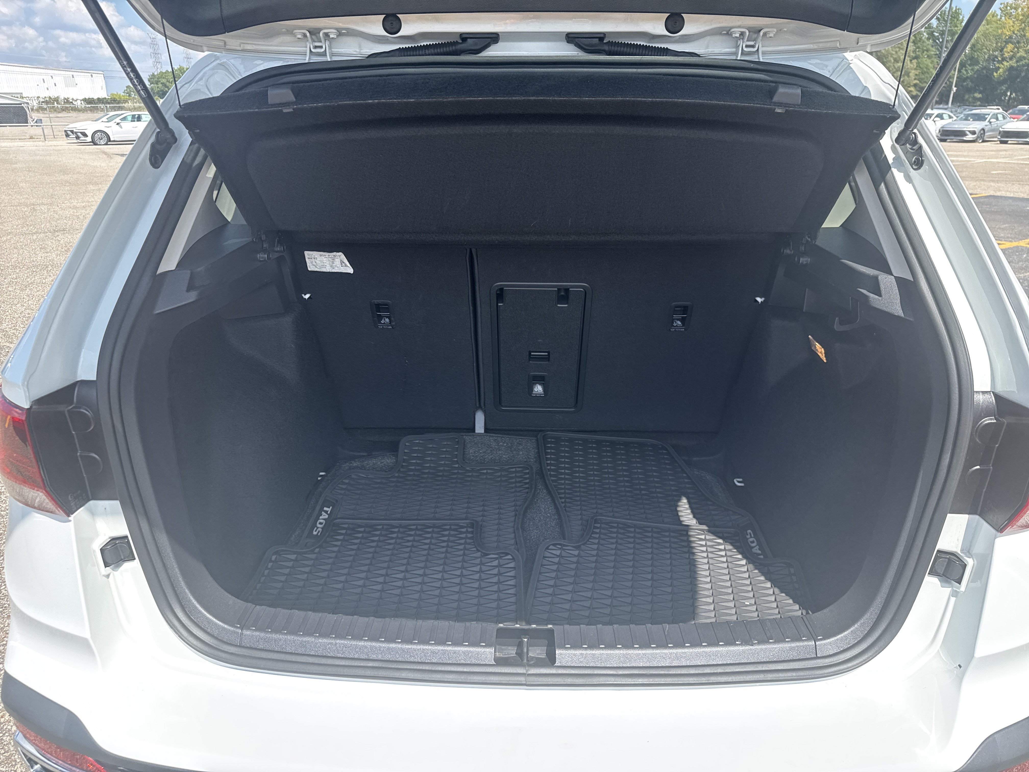 Certified 2023 Volkswagen Taos SE FWD image 8