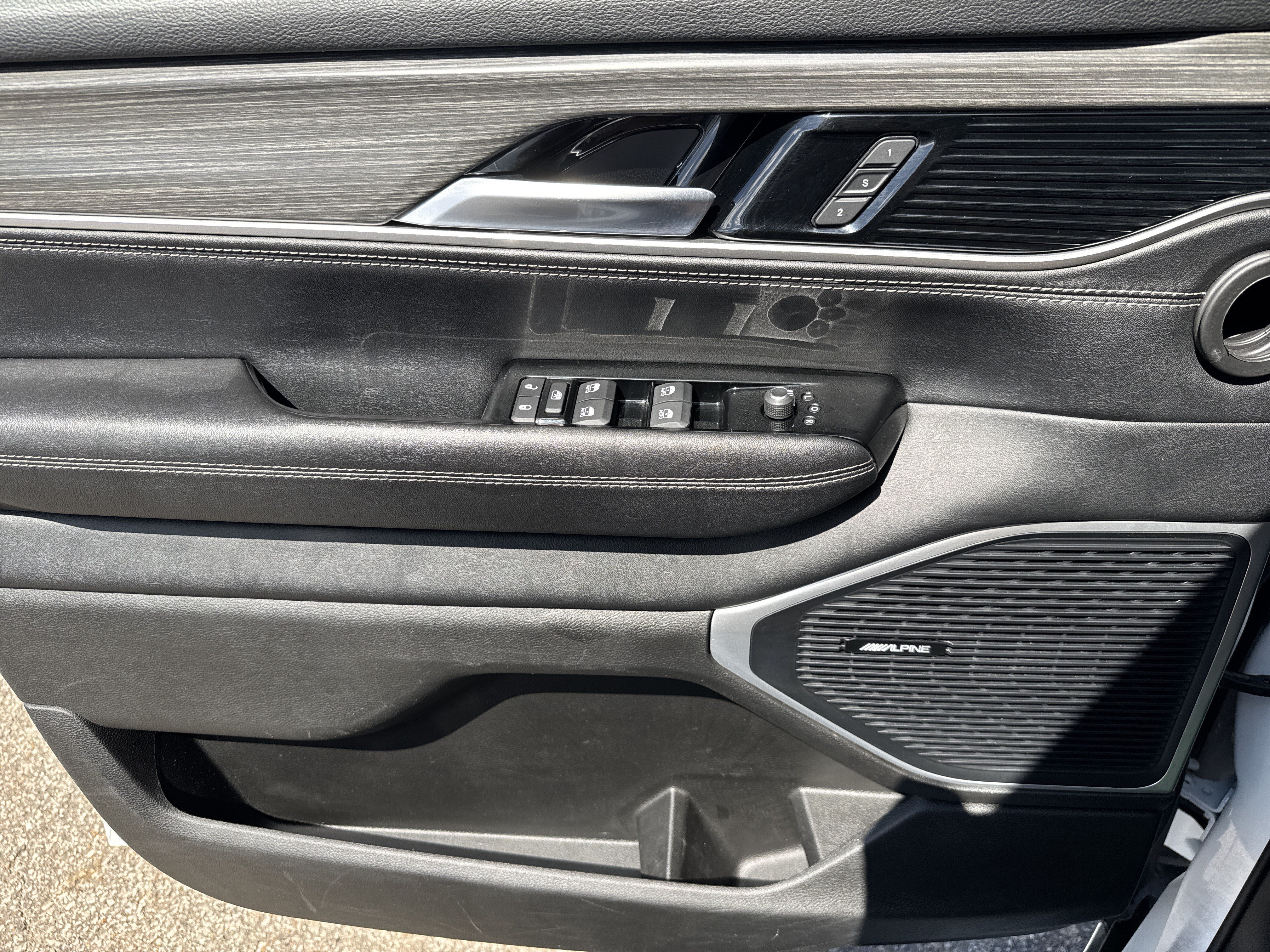 Used 2024 Jeep Wagoneer L Series II w/ Flexible Seating Group RWD image 9