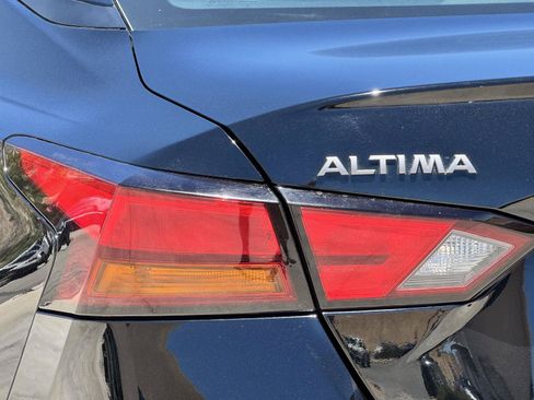 Used 2024 Nissan Altima 2.5 SV FWD image 11