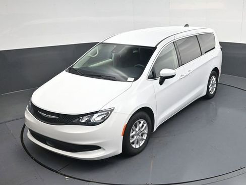 Used 2023 Chrysler Voyager LX image 42