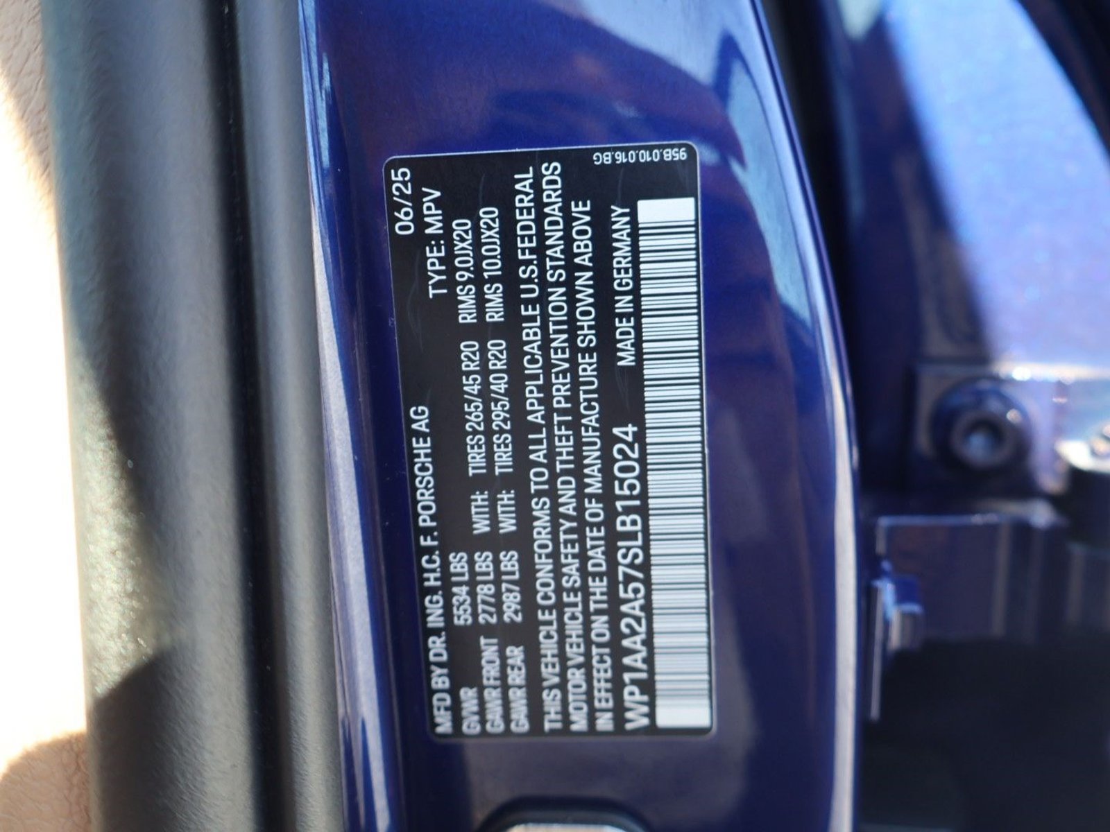 Certified 2025 Porsche Macan AWD/4WD image 28