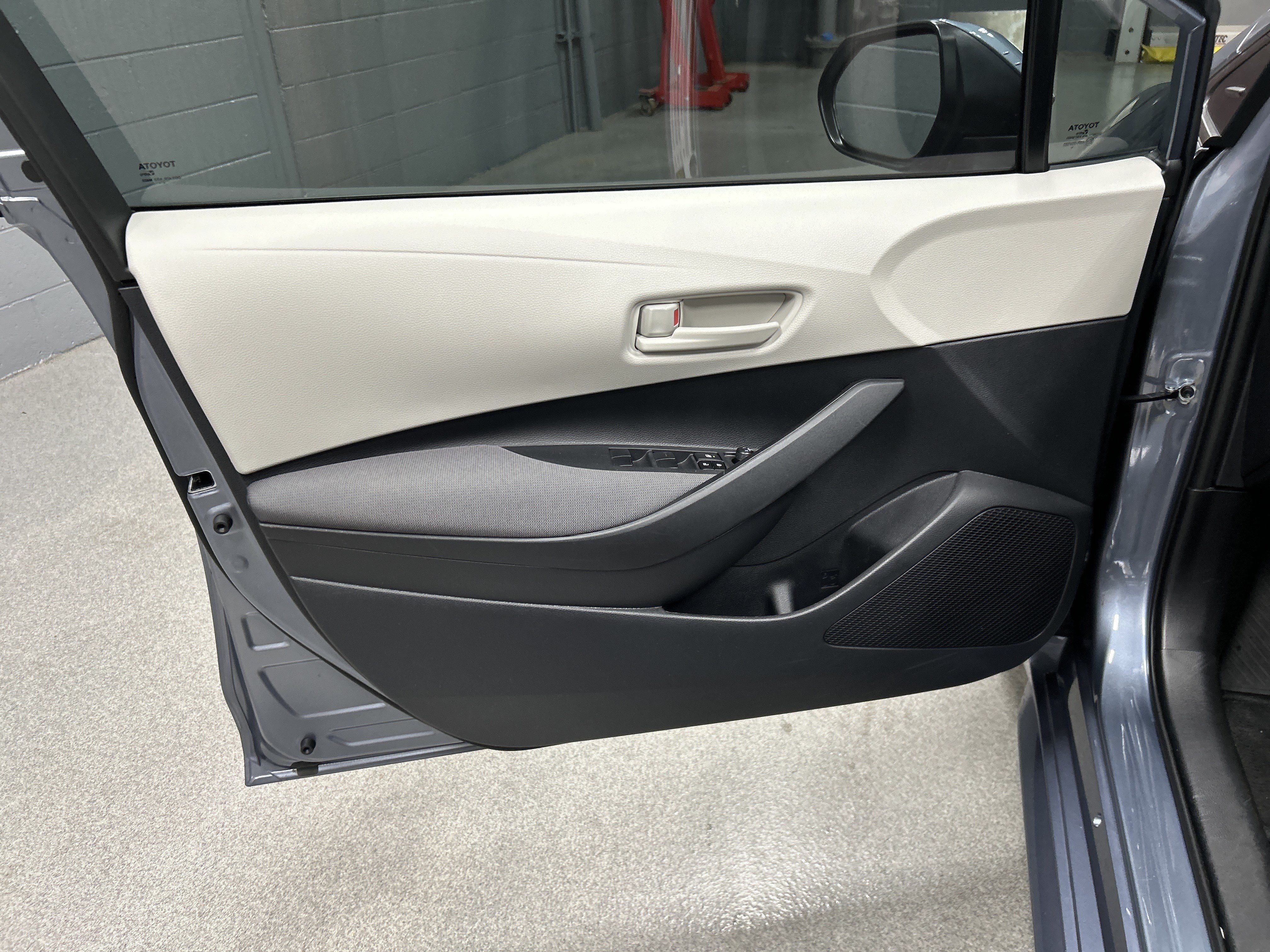 Used 2025 Toyota Corolla LE FWD image 14