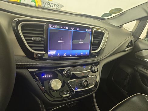 Certified 2024 Chrysler Pacifica Limited w/ S Appearance Package FWD image 24