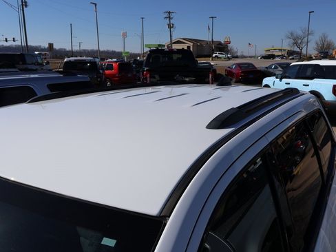 Used 2019 Jeep Grand Cherokee Laredo image 4