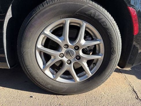 Used 2024 Chrysler Pacifica Touring-L image 15