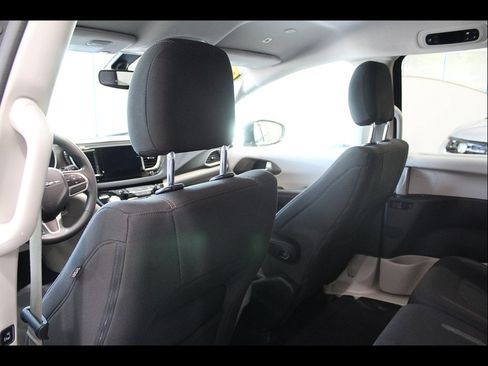 Used 2018 Chrysler Pacifica Touring Plus FWD image 15
