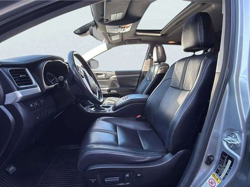 Used 2017 Toyota Highlander SE w/ Carpet Mat Package AWD/4WD image 17