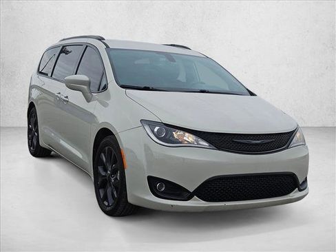 Used 2020 Chrysler Pacifica Touring-L w/ S Appearance Package FWD image 3