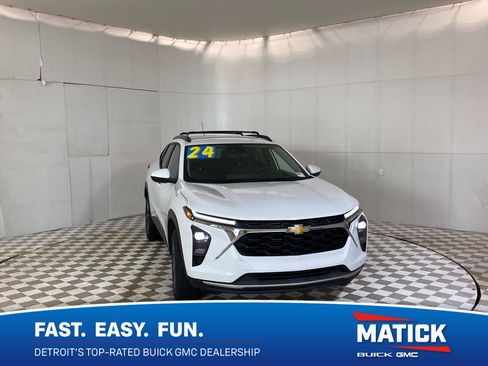 Used 2024 Chevrolet Trax LT w/ Driver Confidence Package FWD image 1